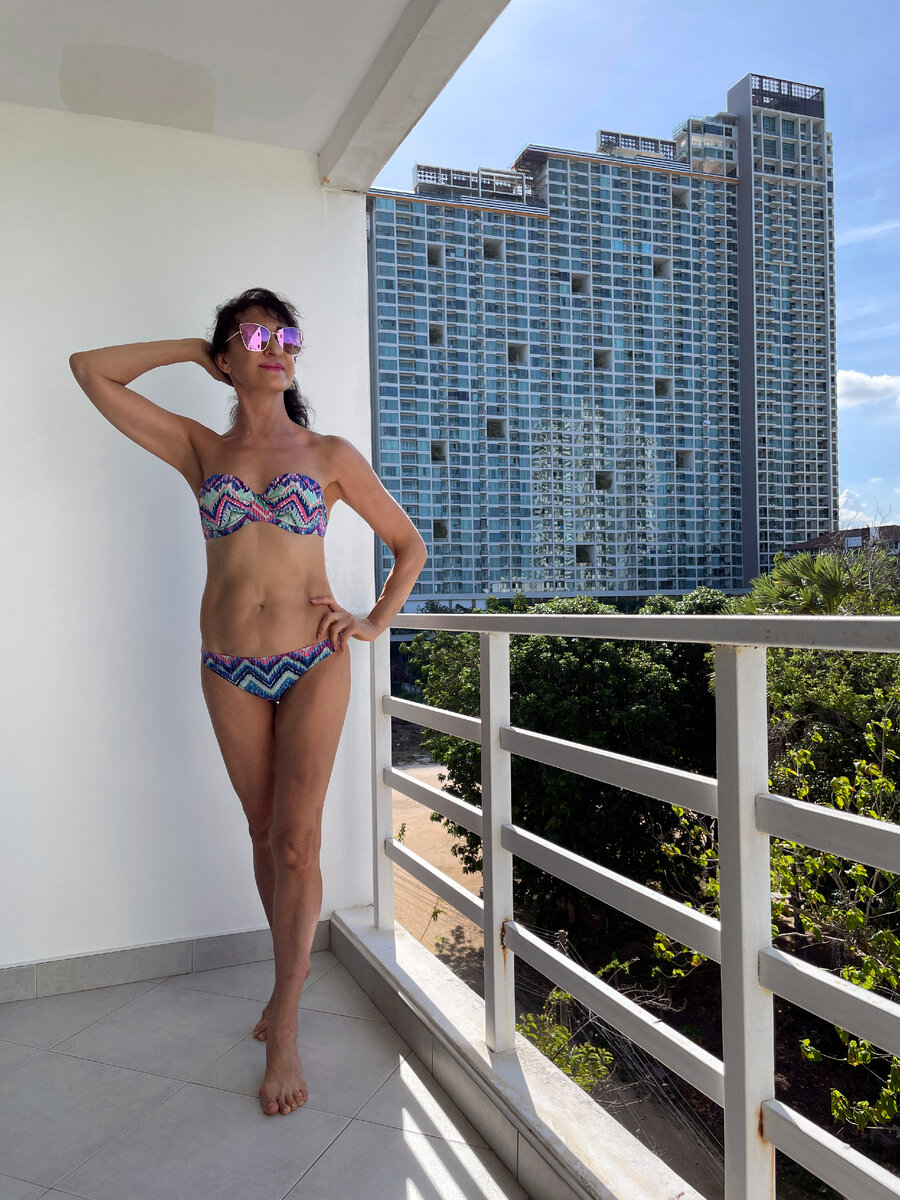 Традиционная фотография по окончании отдыха в Паттайе. Возраст: 64 года 9 месяцев, вес 52, 9 кг. 25 июля 2023 г.