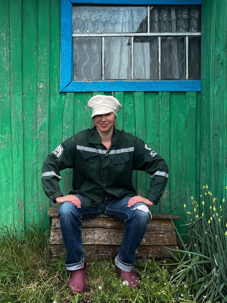 Я в кепке моего деда. И калоши не мои, но удобны до жути. Ну а рабочая куртка моего отца, вещь которую я всегда одеваю, идя в лес или на поле 