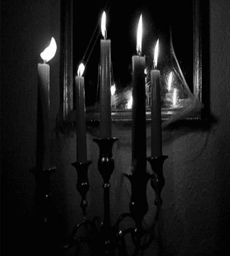 Свечи на столе ночь
