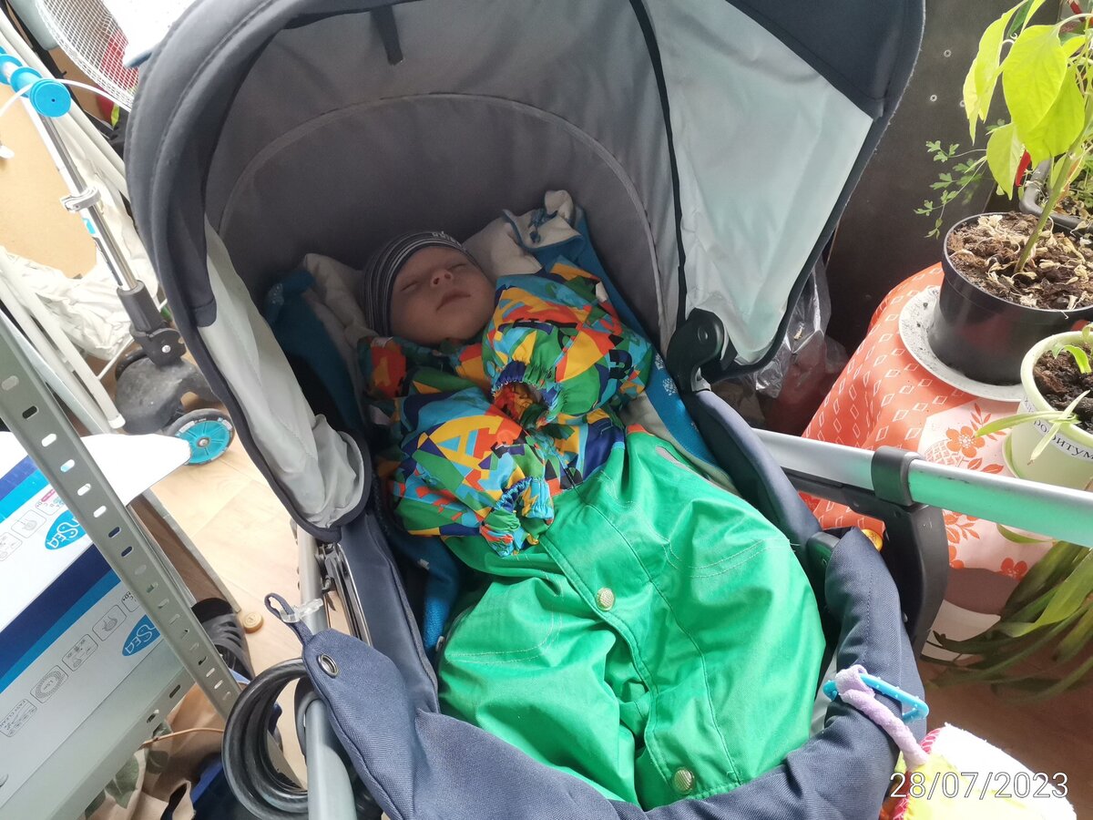 Хорошо спит на балконе в стоящей коляске. Плохо спит в движении. 