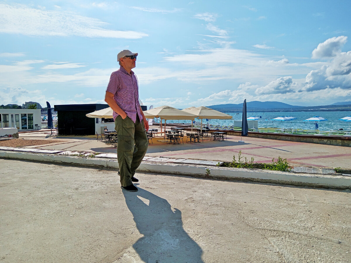 Михаил Лекс, автор рассказа и канала. Геленджик, набережная. Чёрное море. Пляж