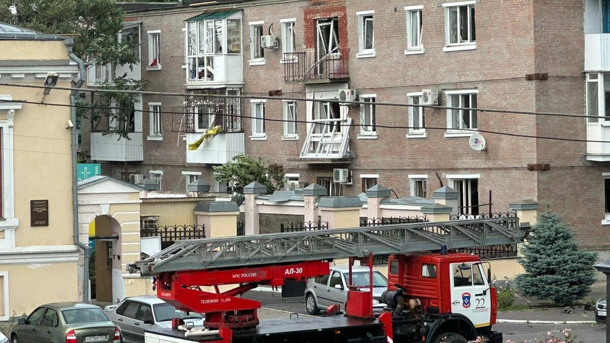     В Минобороны России прокомментировали взрыв в кафе и повреждения в жилых домах в Таганроге.