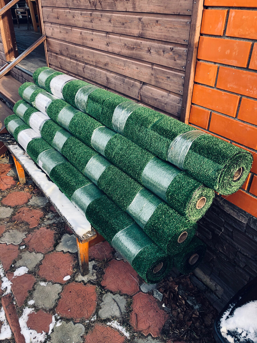 Раньше мы покупали искусственный газон в рулонах. Везде фото автора.