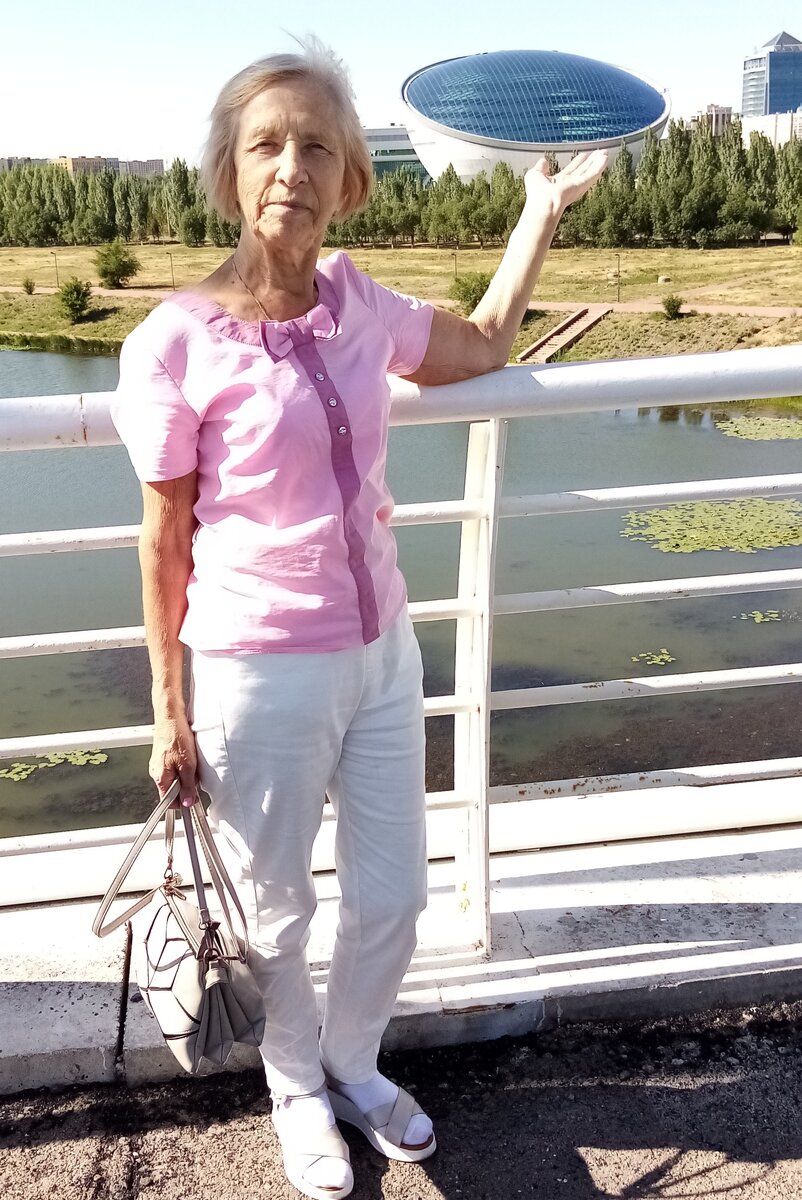 Необычное здание вдали "глаз", где библиотека (все фото автора). 