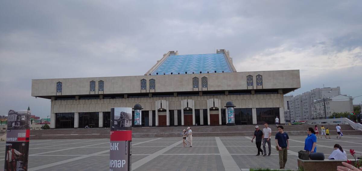 Мы жили в пяти минутах ходьбы. 