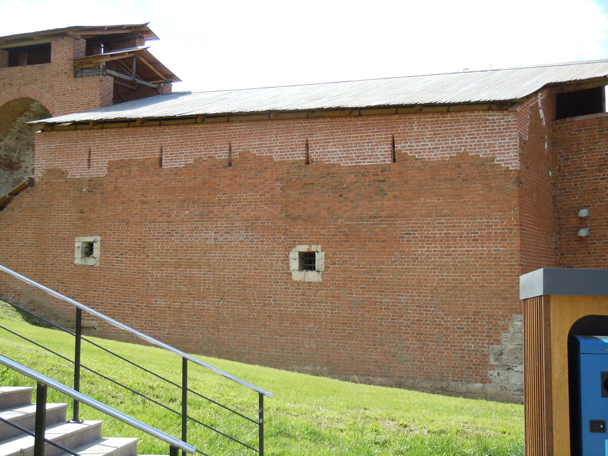 Продолжим экскурсию по кремлю. Это взгляд через стройку фуникулёра на участок с Часовой башней.-28