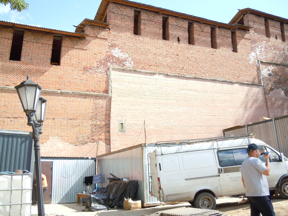 Продолжим экскурсию по кремлю. Это взгляд через стройку фуникулёра на участок с Часовой башней.-40