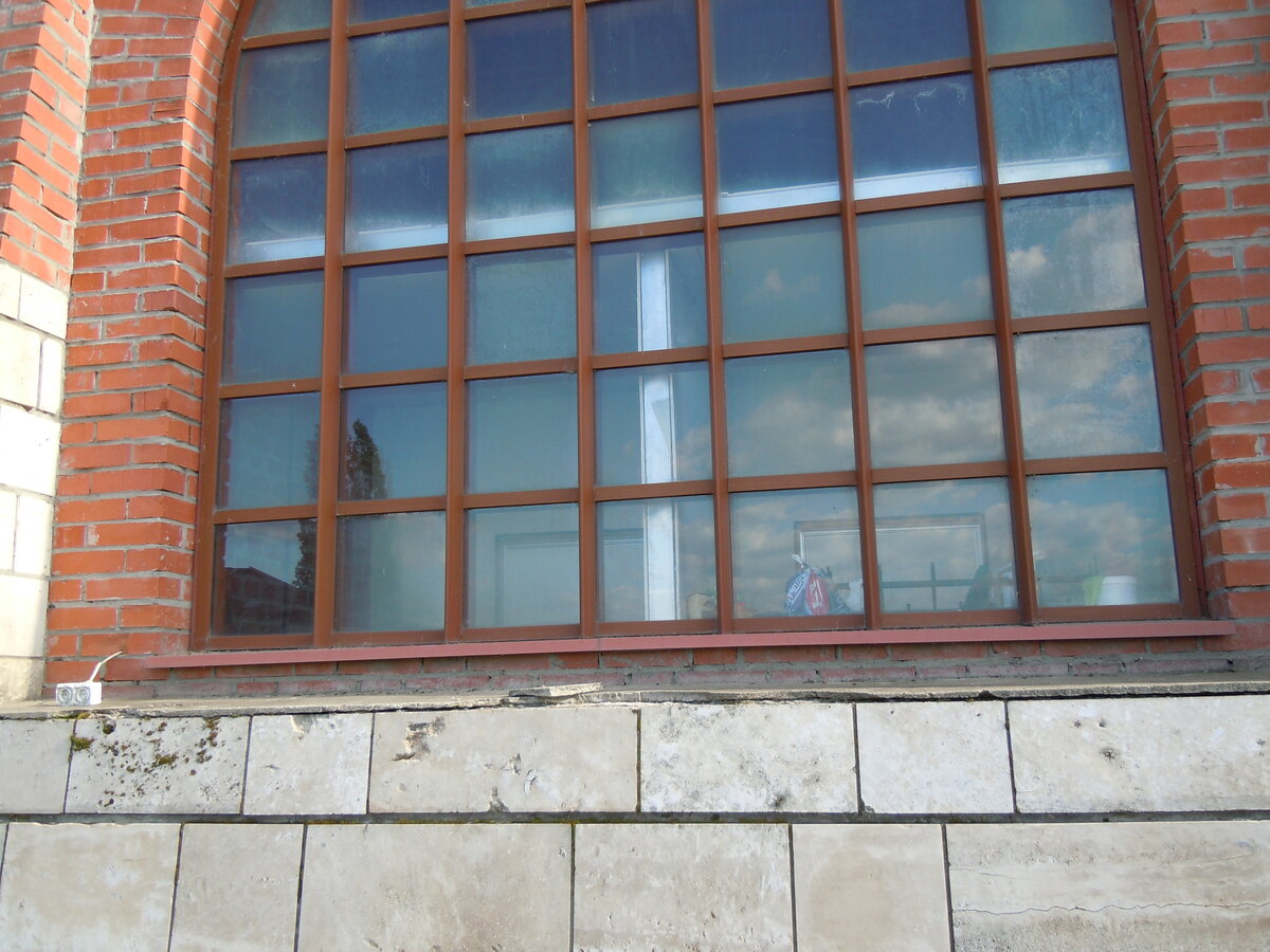 Продолжим экскурсию по кремлю. Это взгляд через стройку фуникулёра на участок с Часовой башней.-44