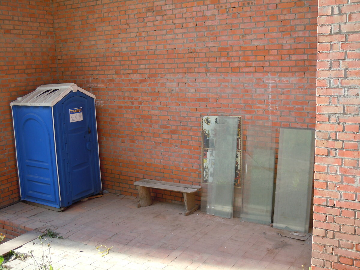 Продолжим экскурсию по кремлю. Это взгляд через стройку фуникулёра на участок с Часовой башней.-51