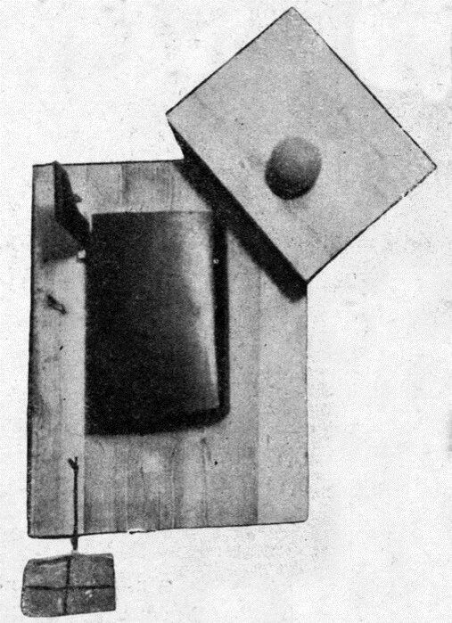 Розанова. Рельеф «Автомобиль». 1915 г. Дерево, стекло, кирпич, веревка, мяч.
