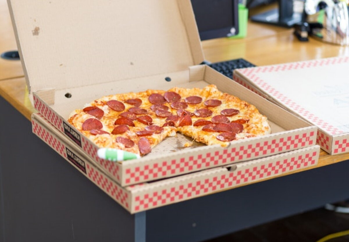 Картонная коробка с пиццей.