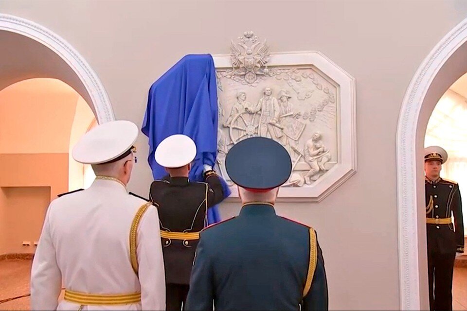    Барельеф посвящен героям-морякам, отстаивавшим статус России у острова Корфу Кадр видео