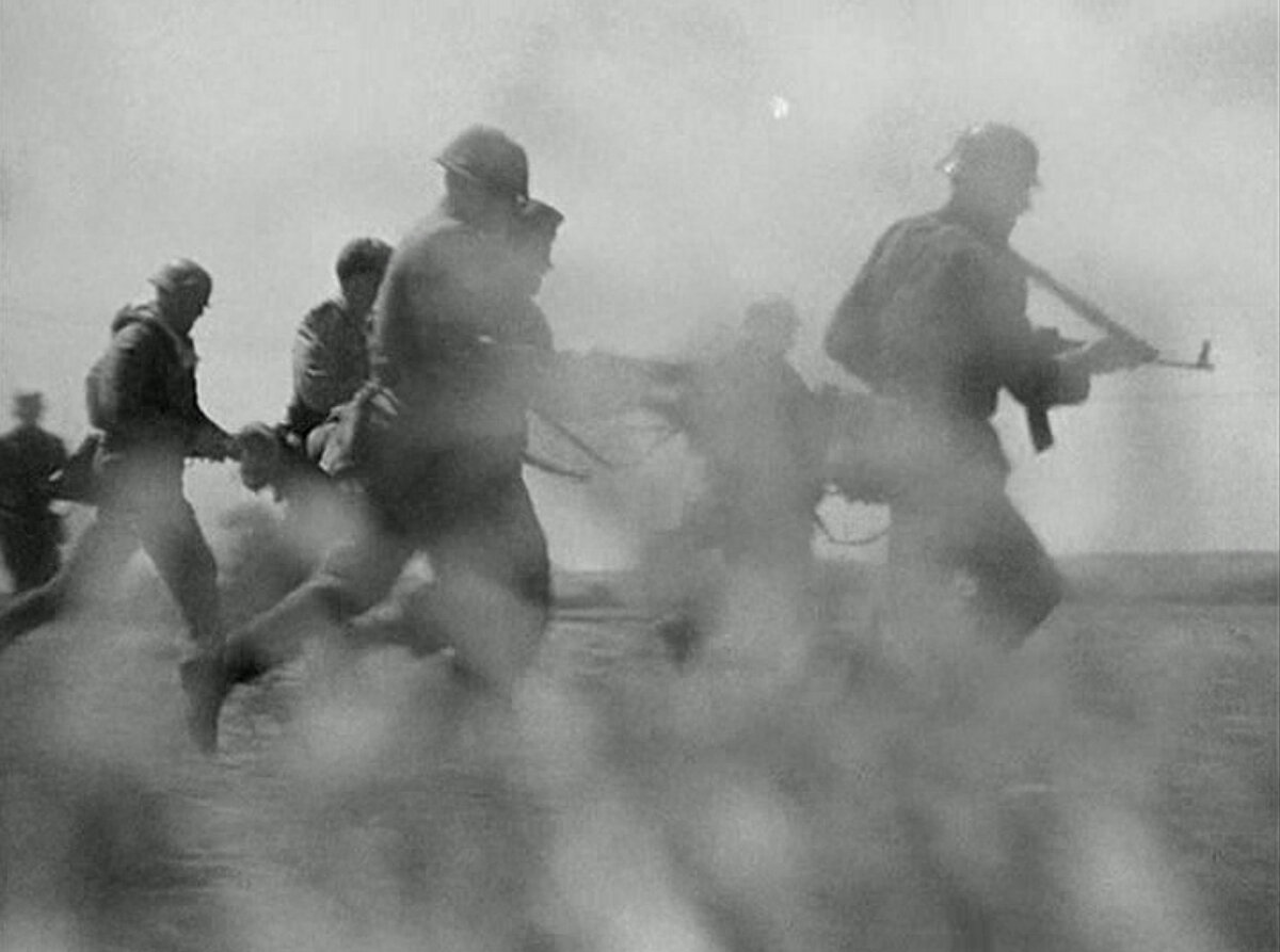 Атака немецкой пехоты. Кадр из фильма
