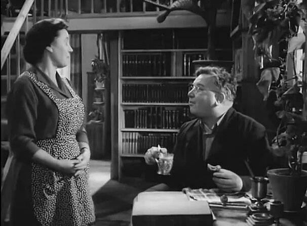 Кадр из фильма «В добрый час!» (1956). Скриншот. Кабинет профессора. Тут мы видим лестницу, ведущую во второй ярус.