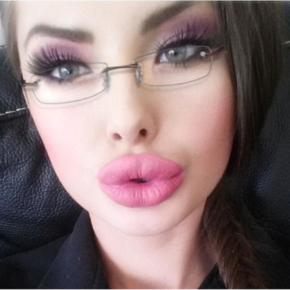 Big lips. Пухлые силиконовые губы. Накрашенные накачанные губы. Селфи с большими губами.