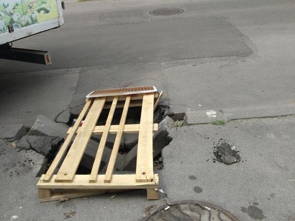 В центре Ростова-на-Дону провалился асфальт