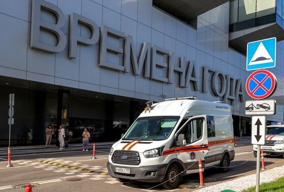    Сотрудники экстренных служб около ТЦ «Времена года»