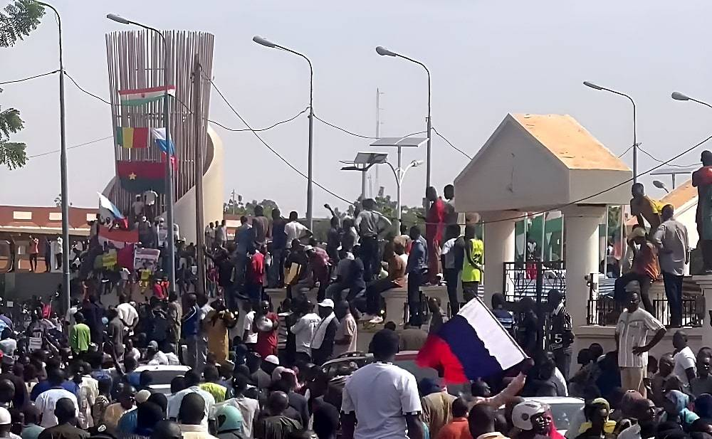 Туземцы понимают, что только Россия может поддержать их в деле изгнания колонизаторов.