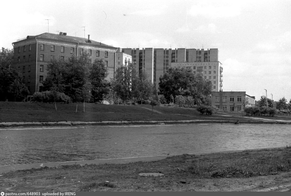Новочерёмушкинский пруд. Вид в сторону улицы Кржижановского, 1977. С сайта www.pastvu.com.