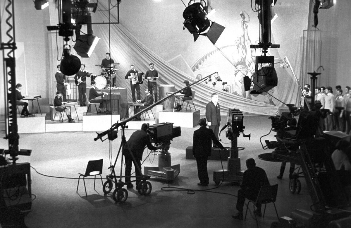 Съемки в одной из студий Центрального телевидения СССР в Москве. 1963 год