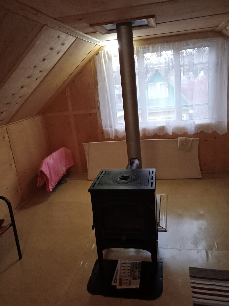 вот эта печь-камин и обшитая фанерой мансарда