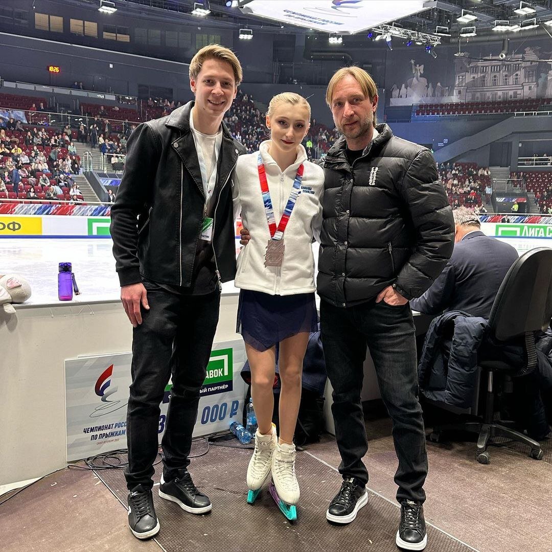 Софья Муравьева с тренерами на прыжковом турнире. Фото из открытых источников.