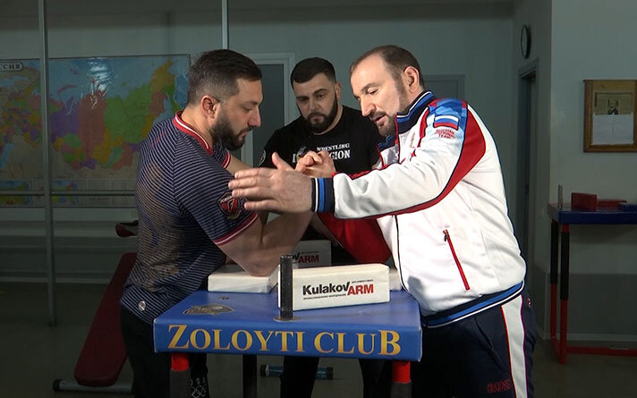 Казбек Золоев за столом уже в роли тренера