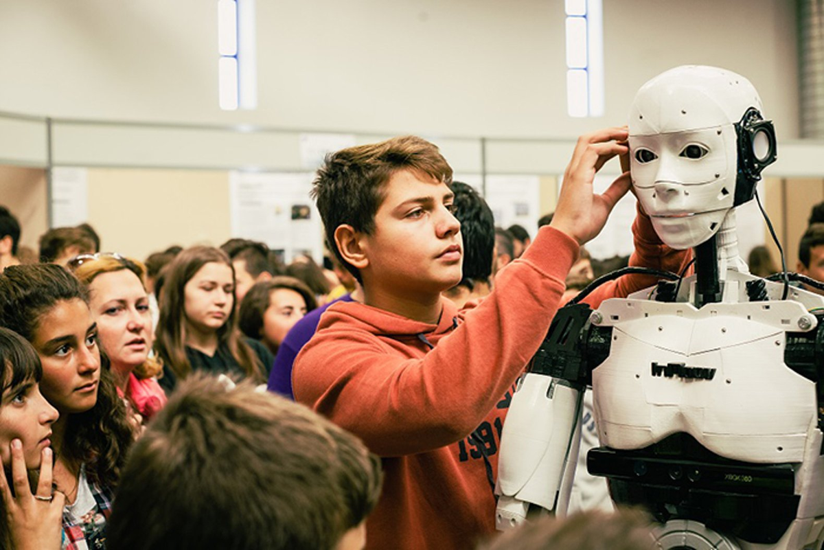 Новое поколение будущее. Робот подросток. Робототехника человек. Искусственный интеллект робот в школе.