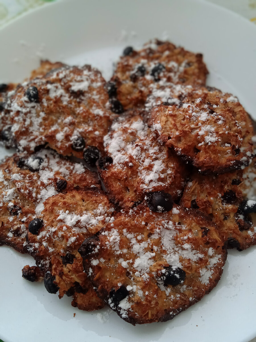 Сахарной пудрой присыпала, больше ничего не было для украшения