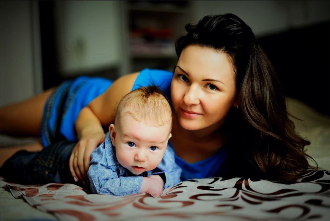 Молодые мамы москвы. Фотосессия с малышом. Фотосессия мама и малыш. Фотосессия с малышом дома. Женщина с ребенком.