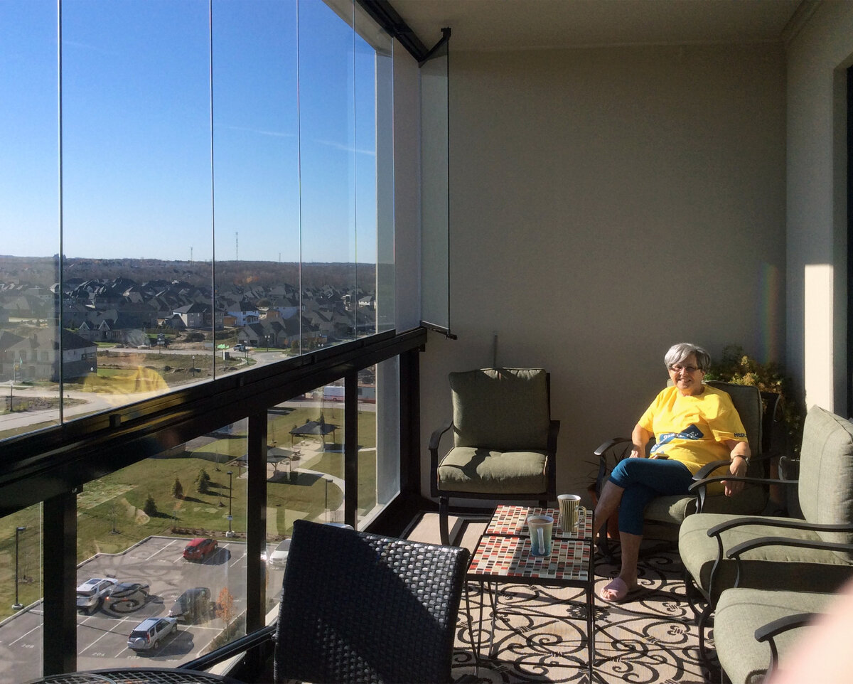 Интерьеры балконов с раздвижным безрамным остеклением