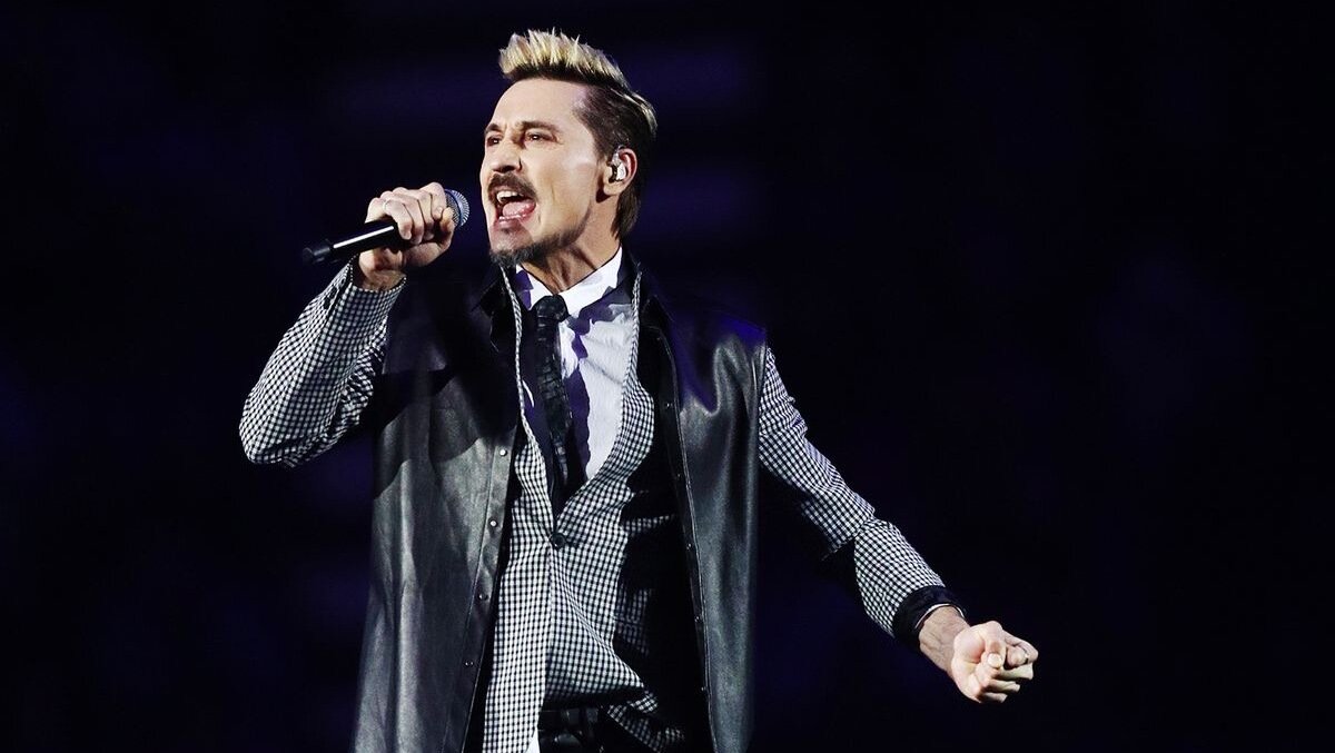     Депутат Верховного совета Хакасии Михаил Молчанов раскритиковал решение властей провести платный концерт Димы Билана в день рождения Абакана. По мнению Молчанова, чиновники пожалели денег на певца и переложили эту финансовую нагрузку на горожан.