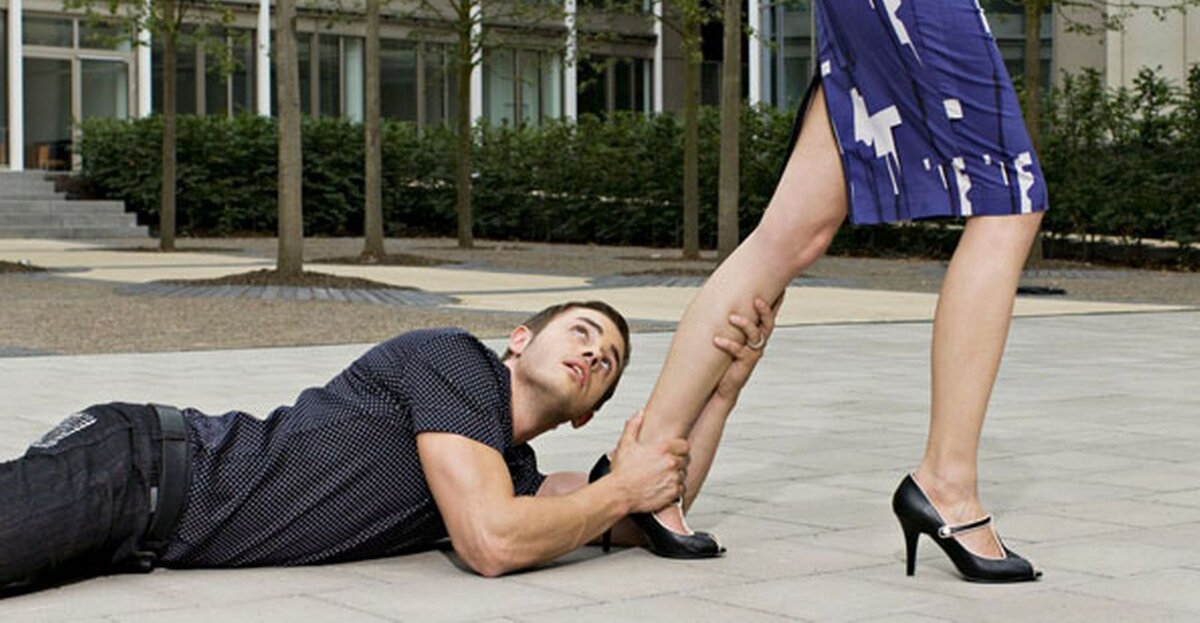 К таким женщинам мужчины в ноги падают!