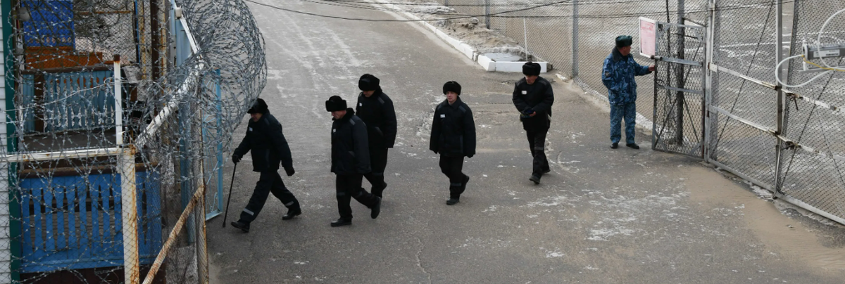 Роба охраны тюрьмы. Ик 9 соликамск. Зеков забирают. Зеков забирают. Заключенные в россии.