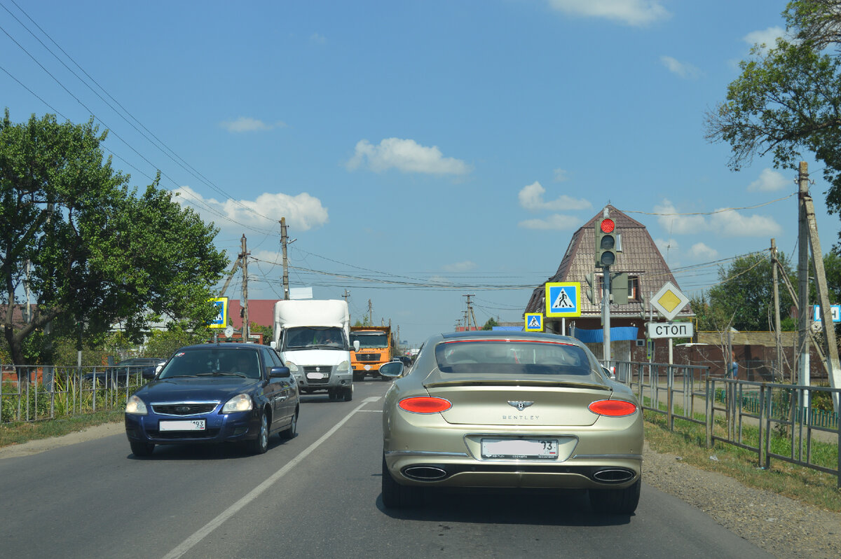 Фото автора. 04.08.2023. На улице южного города. Стоп! Красный цвет.