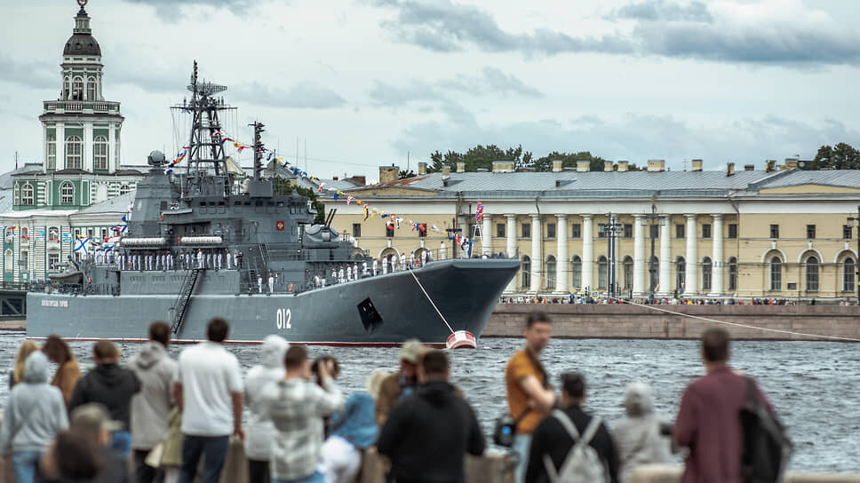 Фото: Степан Кулинич / Коммерсантъ📷БДК «Оленегорский горняк» на репетиции военно-морского парада в Петербурге (июль 2021 года)
