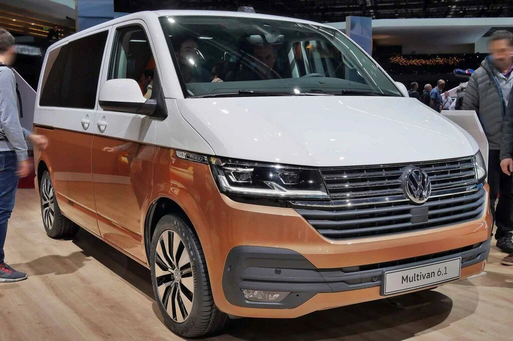 Multivan в одном из вариантов 2-х цветных окрасок.
