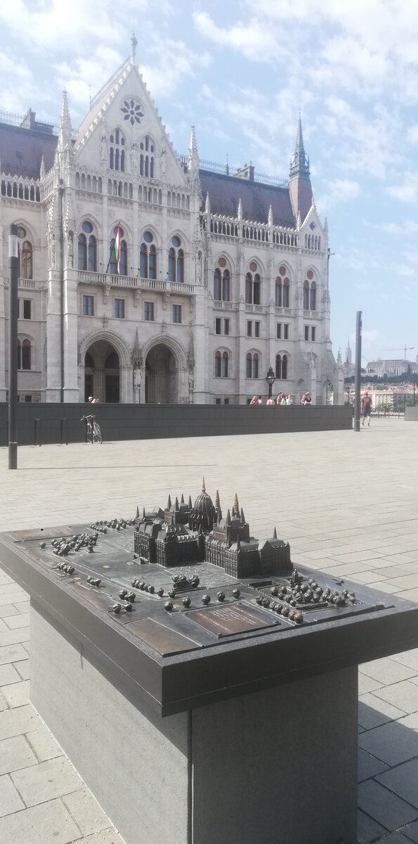 Парламент и его маленькая копия. Фото автора