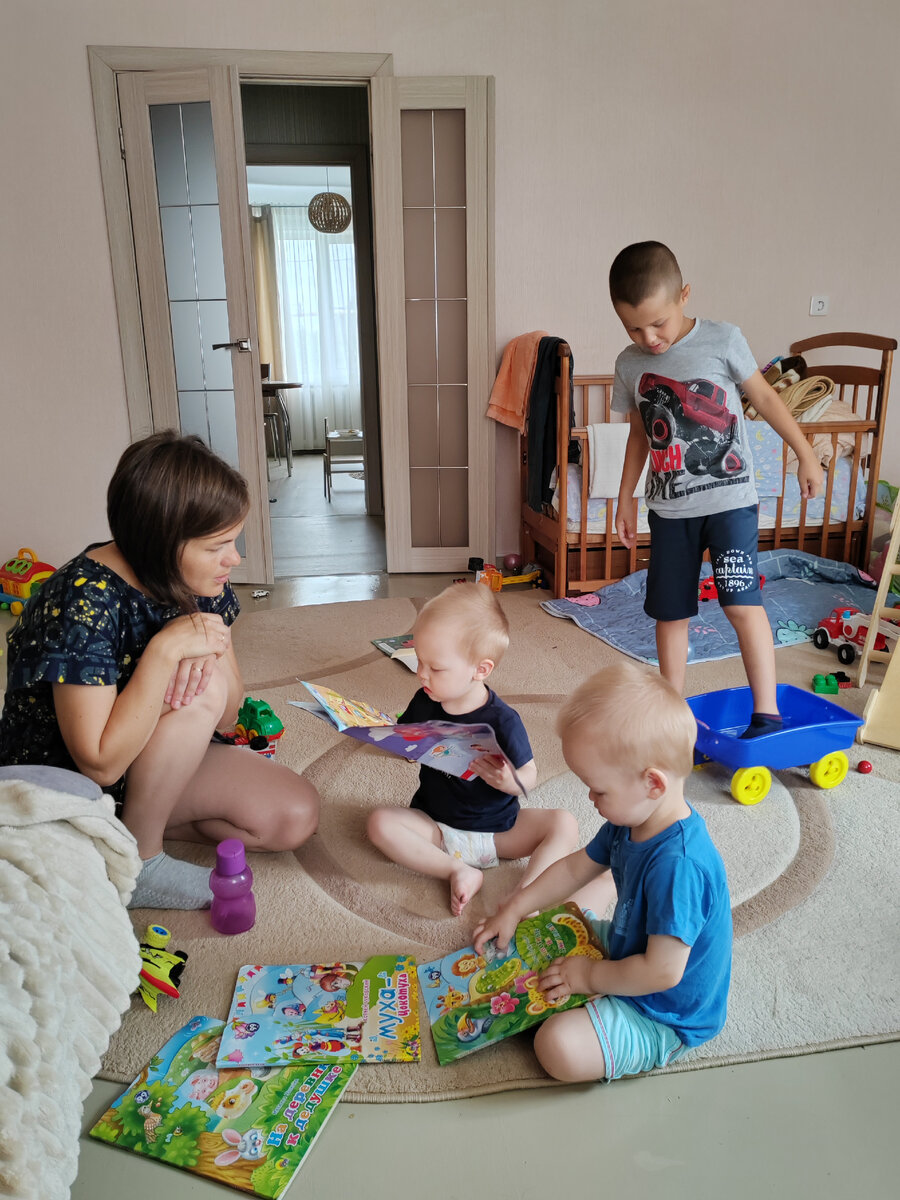 Тётя с двойняшками и братом