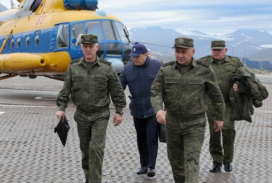    Министр обороны РФ генерал армии Сергей Шойгу проверил российскую группировку войск в Арктической зоне