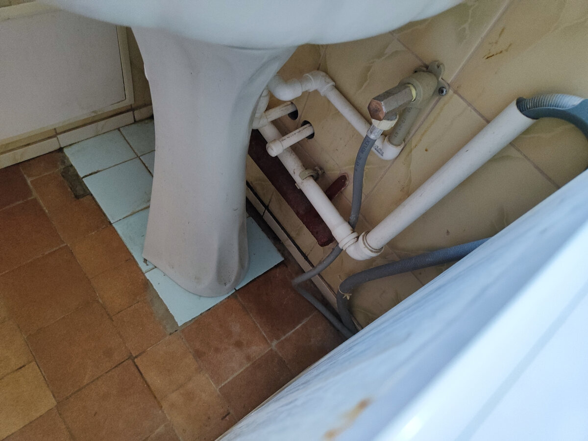 Торчит новая разводка горячей и холодной воды. 