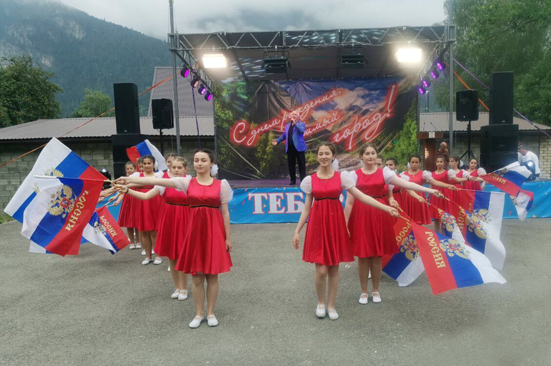 Образцовая студия танца «Тебердинка» - визитная карточка города-юбиляра. Фото автора. 