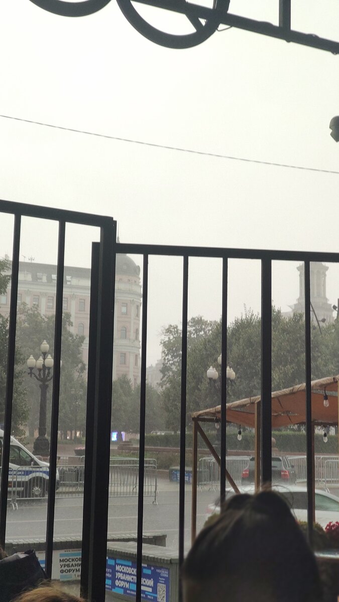 Ждем перед входом