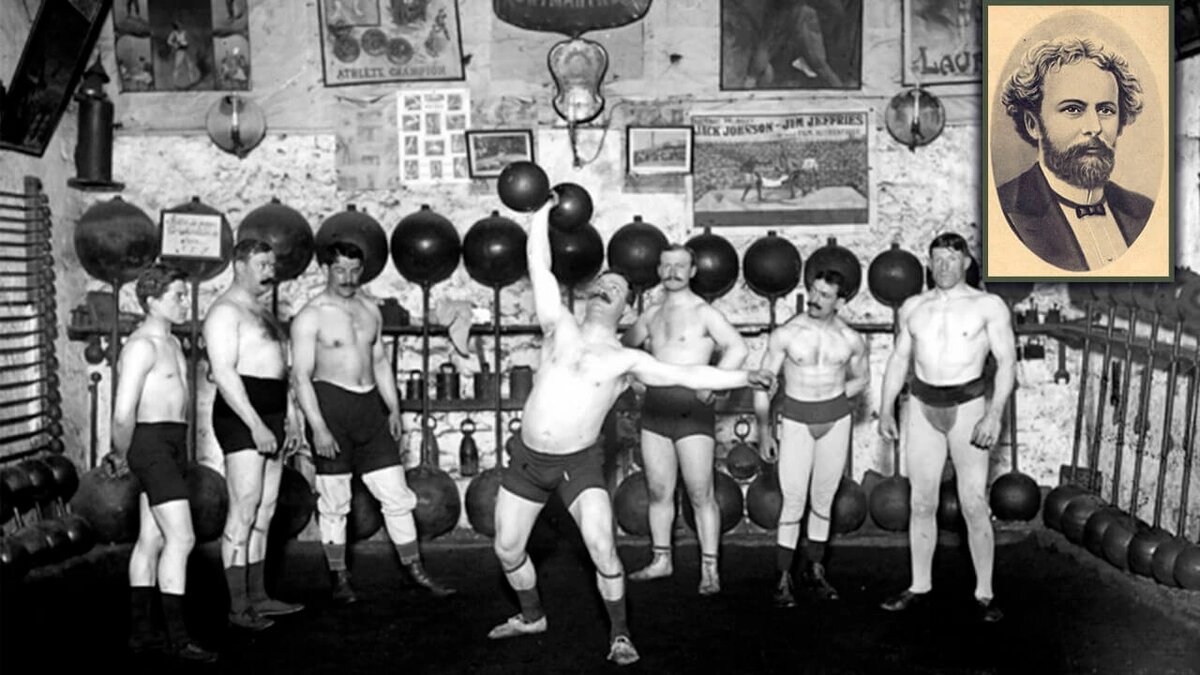 Члены кружка позируют в комнате для занятий.