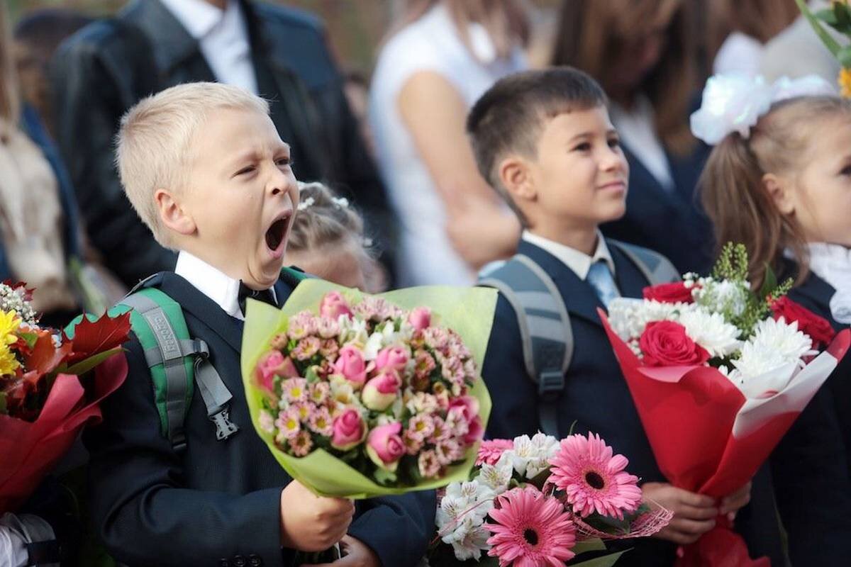 Образование в новом учебном году. Встреча первоклассников. Школы в регионах России. Как встреча перво класницу. Счастливые первоклассники до свидания.