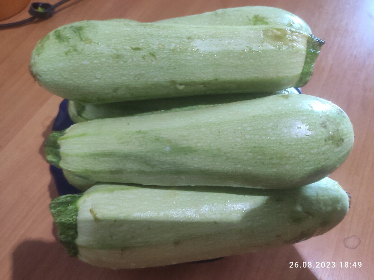 Вымытые молодые кабачки 