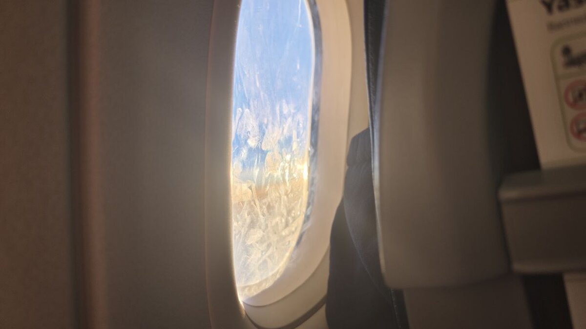 Иллюминатор самолёта Tailwind airlines. Спасите кто может 😅
