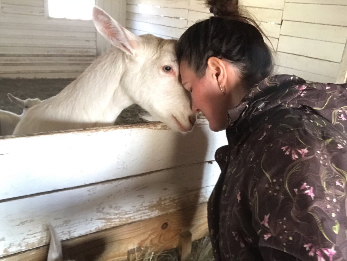 Автор канала Бодрый Козовод со своей лучшей подругой