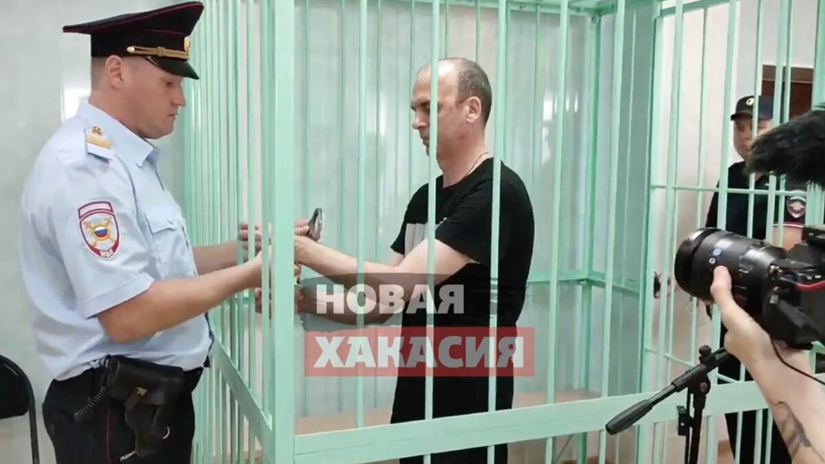     Сегодня утром, 7 сентября, главреда «Нового Фокуса» Михаила Афанасьева приговорили к 5,5 годам колонии. Его признали виновным в распространении фейков о ВС России