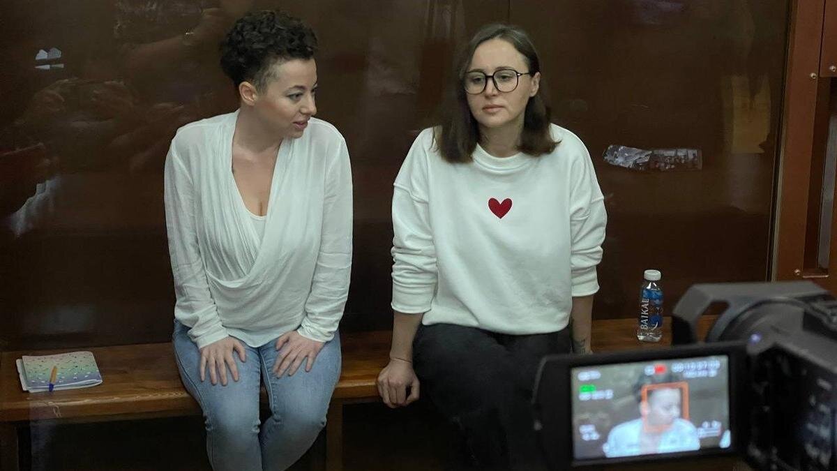 Женя Беркович и Светлана Петрийчук в суде по продлению ареста. Фото: Василий Полонский / «Новая»